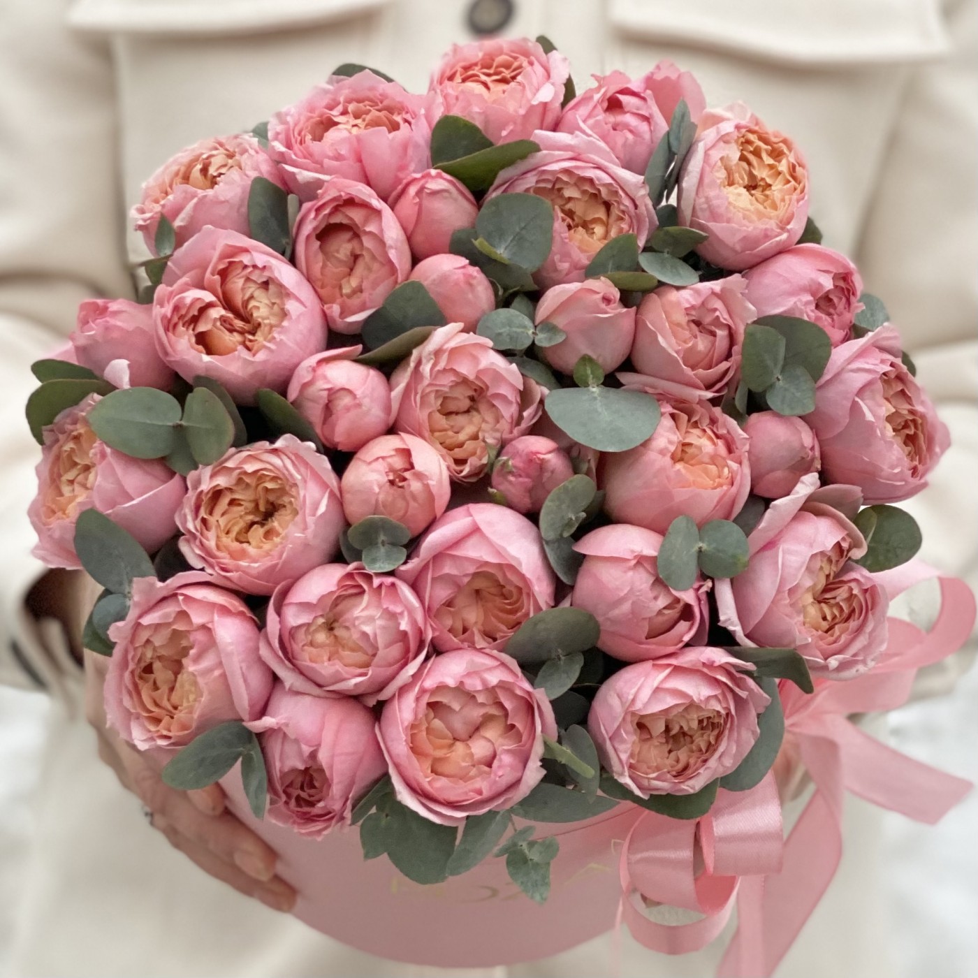 Розовая пионовидная роза Джульетта с эвкалиптом в коробке